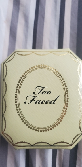 Too Faced Diamond Highlighter - Picture 2 of 2